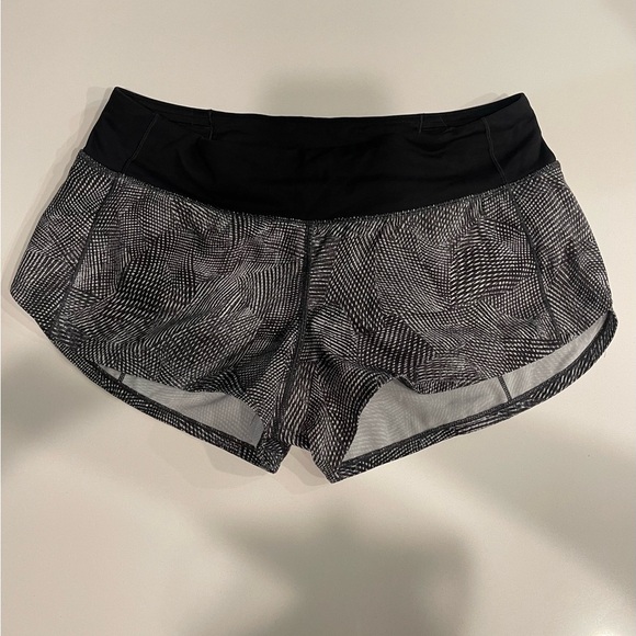 Lululemon Run Speed 2.5 Shorts Size 6 - Picture 1 of 4